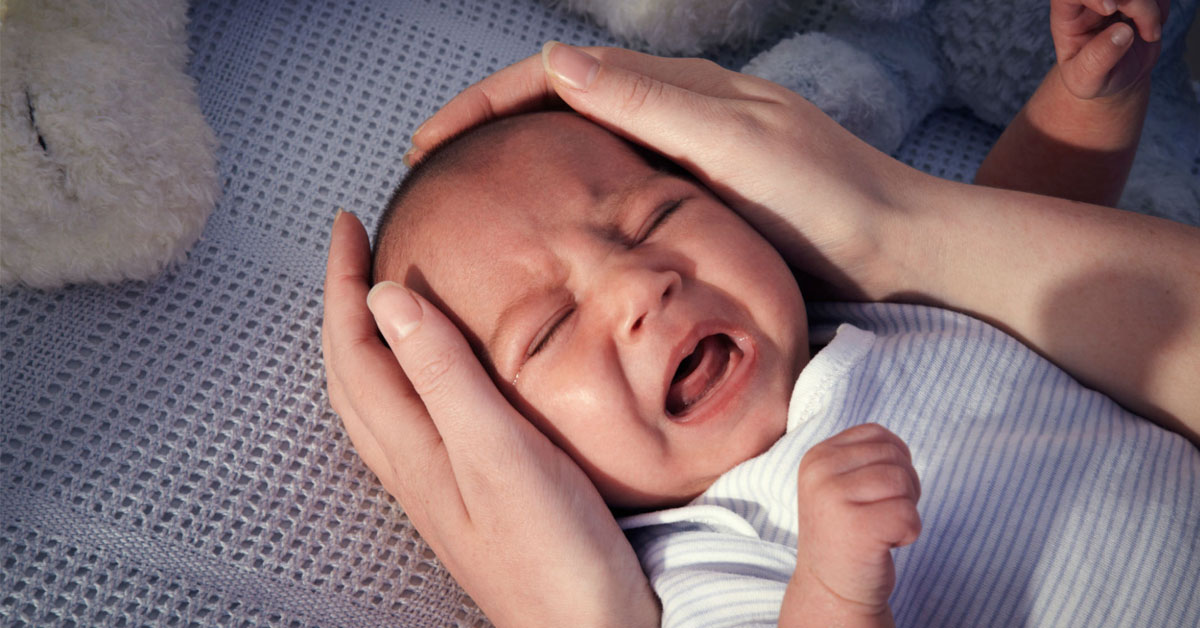 Phải làm gì nếu bé khóc khi ngủ?